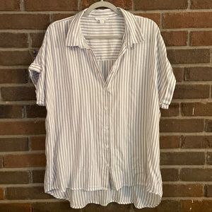 Grey striped button down top 🤍